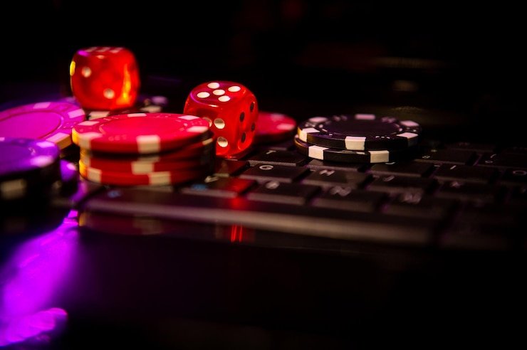 Meja permainan casino blackjack virtual dengan dealer live yang ramah melayani pemain